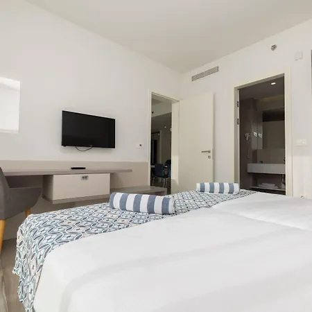 Romana Apartahotel 4*